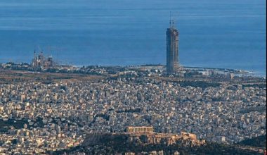 «Το ύψος της αλαζονείας»: Ο ουρανοξύστης του Ελληνικού που επισκιάζει την Ακρόπολη και 2.500 χρόνια ιστορίας