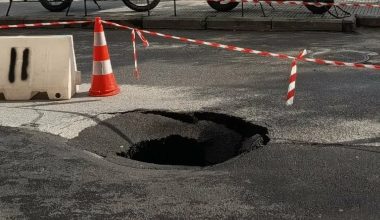 Θεσσαλονίκη: Καθίζηση σε δρόμο στην Κασσάνδρου – Άνοιξε μεγάλη τρύπα (φωτο)