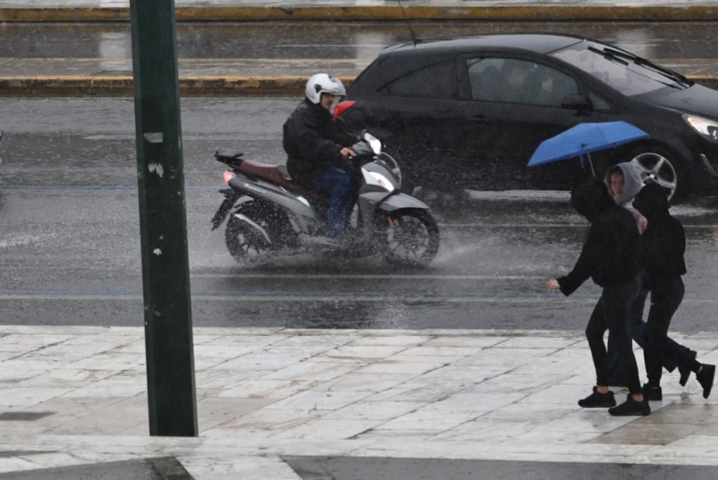 Σαν να είναι φθινόπωρο: Καταιγίδες στο μεγαλύτερο μέρος της Αθήνας και της Αττικής