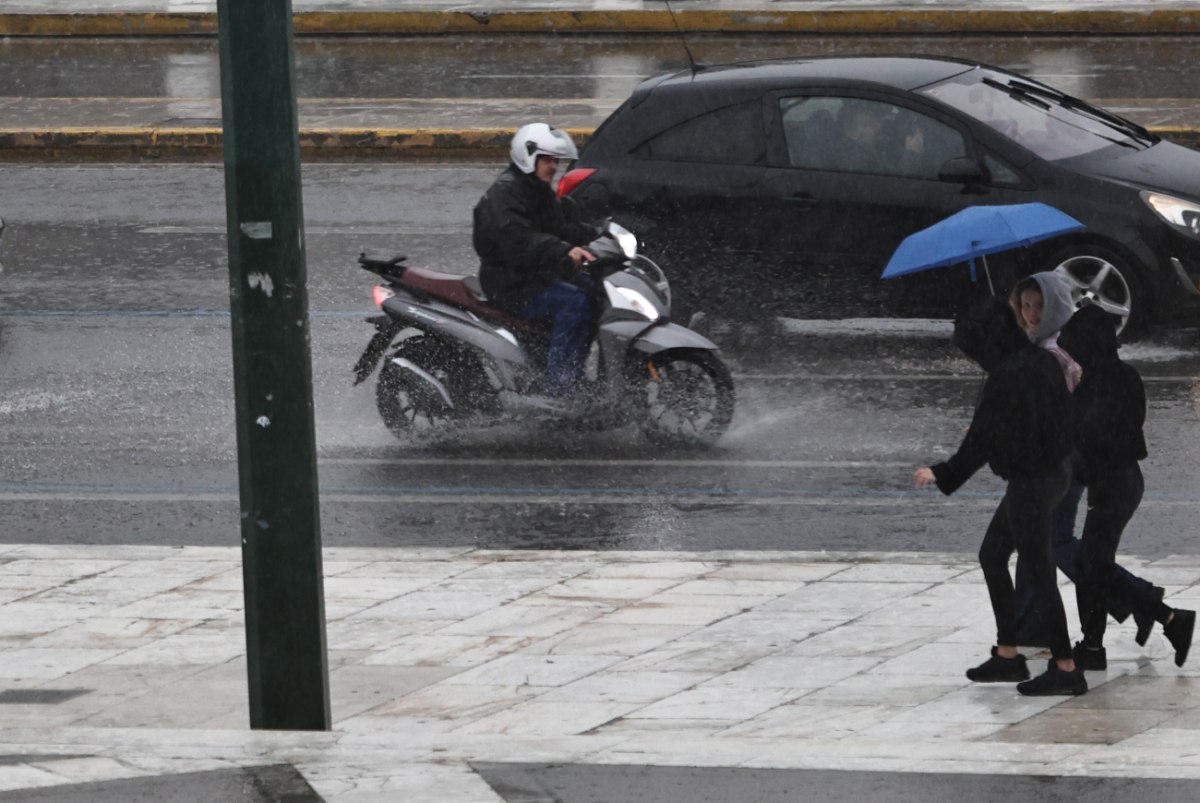 Σαν να είναι φθινόπωρο: Καταιγίδες στο μεγαλύτερο μέρος της Αθήνας και της Αττικής