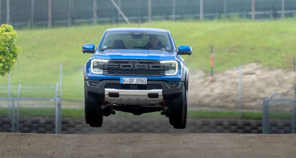 Οδηγίες για το τέλειο… άλμα με το Ford Ranger Raptor