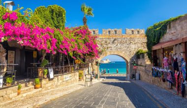 Ούτε Μύκονος ούτε Σαντορίνη: Ποιο είναι το ελληνικό νησί που επισκέφτηκαν 56 εκατ. τουρίστες τα τελευταία 25 χρόνια