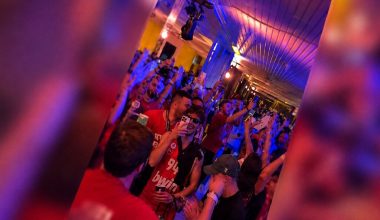 Δείτε βίντεο: Ο Dj έβαλε το «Νοικιάστηκε» στο Vip Lounge του T-Center και οι φίλοι του Ολυμπιακού έκαναν χαμό