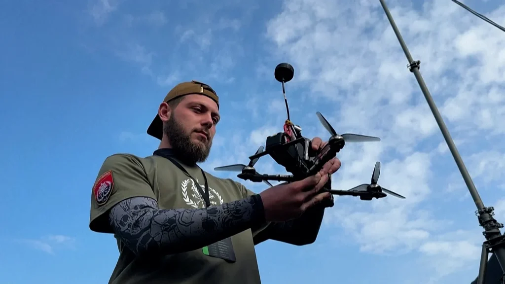 Βίντεο: Ρωσικό drone ακολουθεί λεωφορείο γεμάτο με Ουκρανούς στρατιώτες – Η στιγμή που τρέχουν πανικόβλητοι