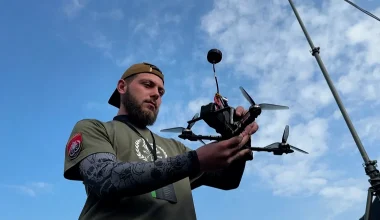 Βίντεο: Ρωσικό drone ακολουθεί λεωφορείο γεμάτο με Ουκρανούς στρατιώτες – Η στιγμή που τρέχουν πανικόβλητοι