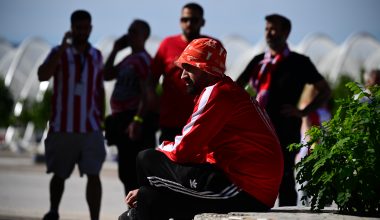 Έφτασαν οι πρώτοι φίλοι του Ολυμπιακού στο T-Center: Δεν έλειψε το… πικάρισμα στον Παναθηναϊκό (φωτο)