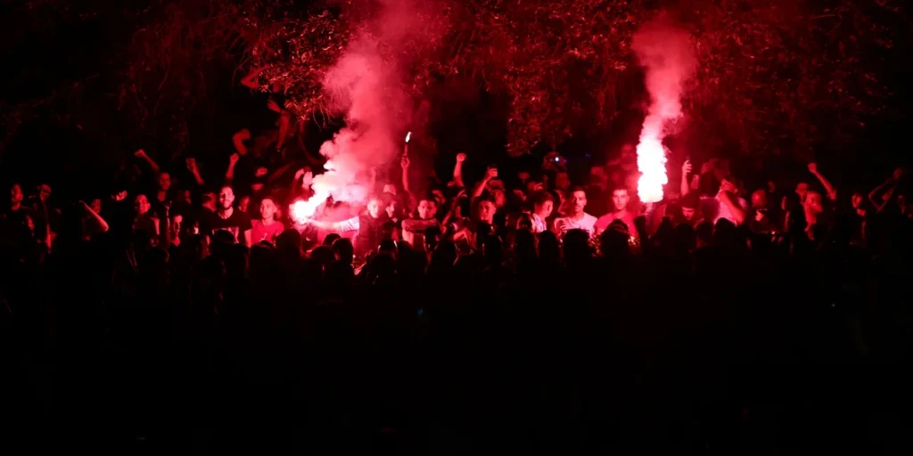 «Φλέγεται» ο Πειραιάς: Xιλιάδες οπαδοί του Ολυμπιακού γιορτάζουν την κατάκτηση της Euroleague 2026!