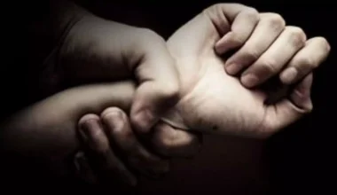 Σκηνές τρόμου στην Πάτρα: Άνδρας ξυλοκοπούσε την γυναίκα του με την αστυνομία έξω από το σπίτι – Έσπασαν την πόρτα