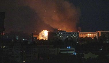 Κάτοικος στο Κίεβο κατέγραψε τη στιγμή που ισχυρή έκρηξη σημειώνεται λίγα μέτρα μακριά του μετά από ρωσικό πλήγμα!