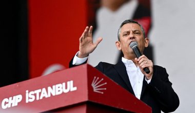 Βίντεο: Ο επικεφαλής του CHP σκίζει επιστολή που του έστειλε ο Ερντογάν