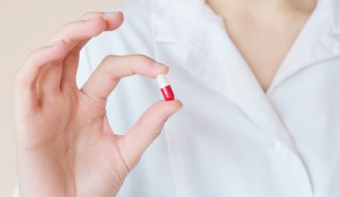 Οι δύο αποτελεσματικές τεχνικές για να καταπίνετε τα χάπια πιο εύκολα (βίντεο)