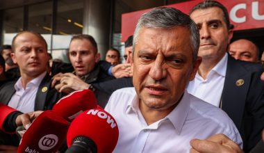 Τουρκία: Σε περιδίνηση το Ρεπουμπλικανικό Λαϊκό Κόμμα (CHP) μετά την εισβολή της αστυνομίας στα κεντρικά γραφεία