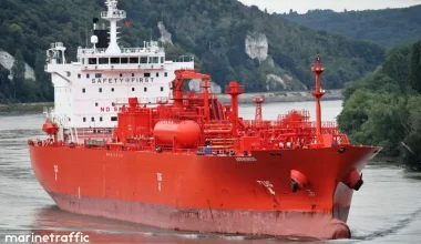 Ρωσικό «γκαζάδικο» έφτασε στο λιμάνι της Ουστ Λούνγκα με κολλημένες μαγνητικές νάρκες δυτικής προέλευσης