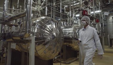 Τεχεράνη: Διαψεύδει σενάρια για μεταφορά του εμπλουτισμένου ουρανίου εκτός της χώρας