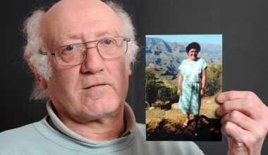 «Ραγίζει καρδιές» ο άνδρας που δεν άλλαζε εταιρεία τηλεφωνίας για να ακούει τη φωνή της νεκρής γυναίκας του!