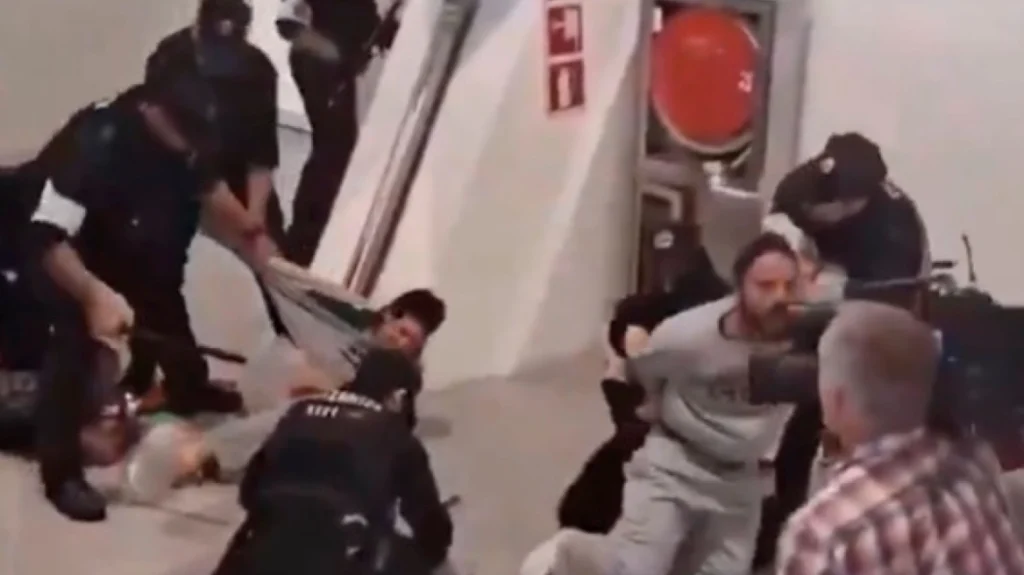 «Ξύλο και των γονέων» στο Μπιλμπάο της Ισπανίας: Οι αστυνομικοί υποδέχτηκαν με γκλομπ τους ακτιβιστές για την Γάζα