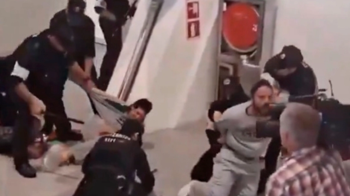 «Ξύλο και των γονέων» στο Μπιλμπάο της Ισπανίας: Οι αστυνομικοί υποδέχτηκαν με γκλομπ τους ακτιβιστές για την Γάζα