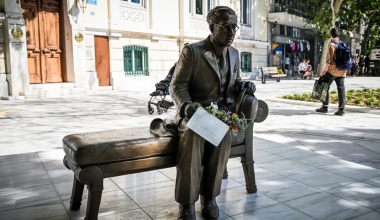 Άγνωστοι βανδάλισαν το άγαλμα του Κωνσταντίνου Καβάφη στον πεζόδρομο της Διονυσίου Αρεοπαγίτου (φώτο)
