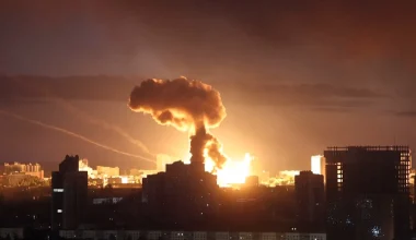 Σκηνές αποκάλυψης στο Κίεβο: Τα πρώτα κοντινά πλάνα κατά την προσβολή θέσεων από τον RS-26 Oreshnik (βίντεο)