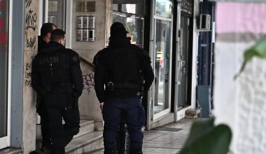 Άφαντος ο άνδρας που πυροβόλησε επανειλημμένα σε δύο διαμερίσματα στην Πάτρα