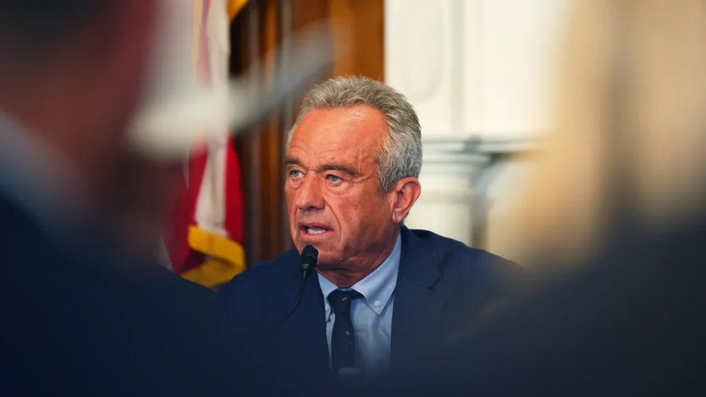 Ο υπουργός Υγείας των ΗΠΑ Ρόμπερτ Κένεντι  «παίζει»« με φίδια στη βεράντα της κατοικίας του