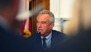 Ο υπουργός Υγείας των ΗΠΑ Ρόμπερτ Κένεντι  «παίζει»« με φίδια στη βεράντα της κατοικίας του