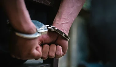 Χειροπέδες σε 21χρονο που δεν δίστασε να εξαπατήσει 79χρονη και να της κλέψει κοσμήματα και 2.000 ευρώ