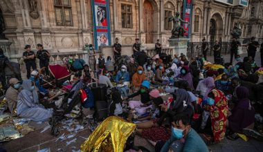 «Η Γαλλία έφτασε στα όριά της»: Εξετάζεται πρόταση για τριετές πάγωμα της νόμιμης μετανάστευσης