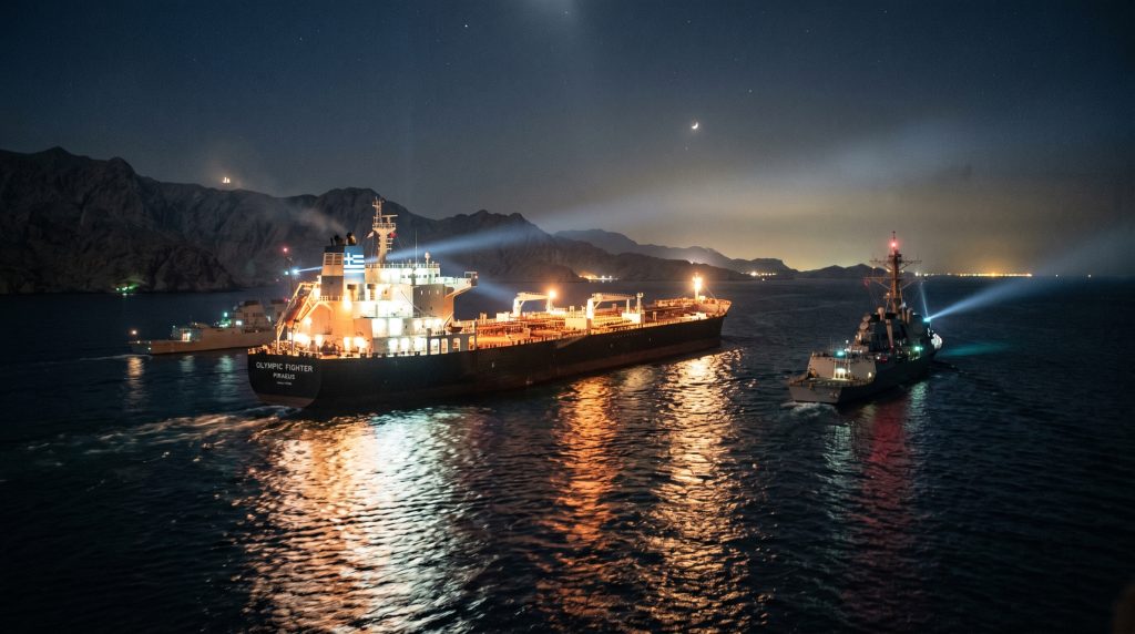 Ελληνικό supertanker πέρασε το Στενό του Ορμούζ με συνοδεία του  Ναυτικού των ΗΠΑ