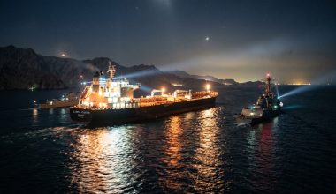 Ελληνικό supertanker πέρασε το Στενό του Ορμούζ με συνοδεία του  Ναυτικού των ΗΠΑ