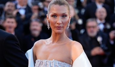 Η Μπέλα Χαντίντ «έριξε» το Instagram: Οι αποκαλυπτικές της φωτογραφίες με λευκό μαγιό στις Κάννες (φώτο)
