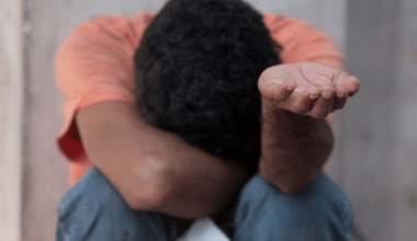 Χειροπέδες σε 60χρονη Ρομά στη Ρόδο: Έσπρωχνε ανήλικα παιδιά στην επαιτεία και μετά τους έπαιρνε τα χρήματα