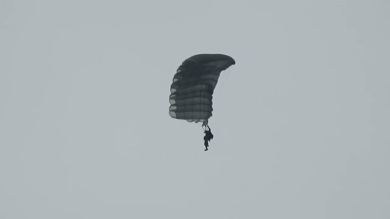 ΗΠΑ: Aλεξιπτωτιστές συγκρούστηκαν στον αέρα – Ένας νεκρός