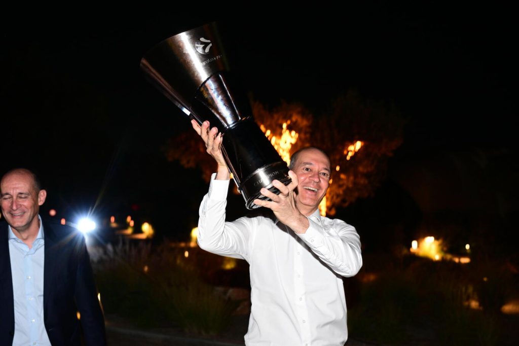 Οι Αγγελόπουλοι υποδέχθηκαν στο δείπνο τους πρωταθλητές Ευρώπης με την κούπα της Ευρωλίγκας (φωτογραφίες)