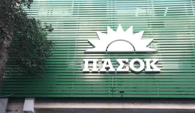 Επίθεση ΠΑΣΟΚ κατά Τσίπρα για το νέο κόμμα: «Οι άνθρωποι αλλάζουν, αλλά η ιστορία τους, τούς ακολουθεί»