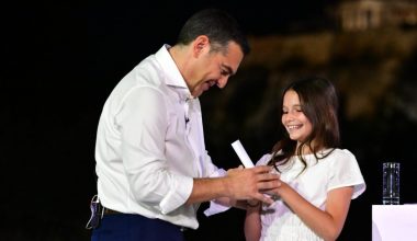 Το κορίτσι δίπλα στον Α.Τσίπρα: Γιατί η επιλογή της κοπέλας με τα λευκά δεν ήταν τυχαία και τι συμβολίζει