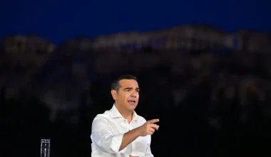 Δείτε βίντεο: Λιποθύμησε πολίτης κατά τη διάρκεια της ομιλίας του Α.Τσίπρα – «Ένας γιατρός παιδιά να βοηθήσει»