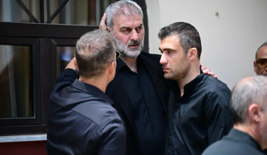 Οι συμπαίκτες του Τ.Δέλλα από το Euro 2004 και οι πρώην συνεργάτες του που βρέθηκαν στην κηδεία της Γ.Μαστροκώστα