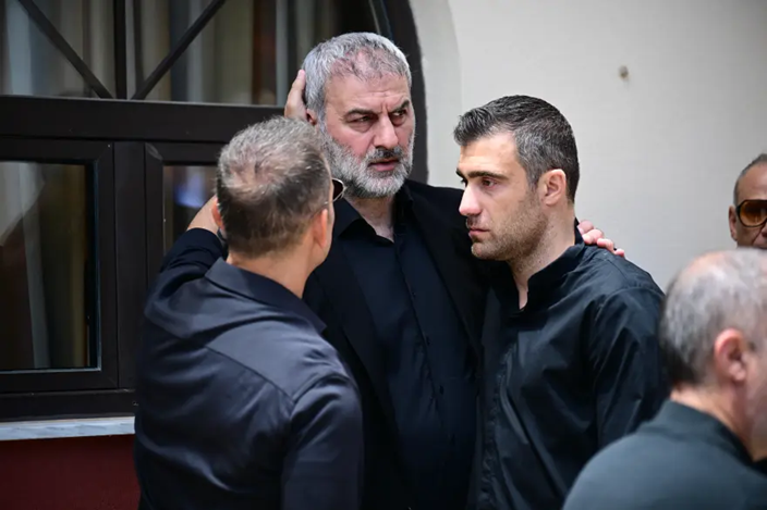 Οι συμπαίκτες του Τ.Δέλλα από το Euro 2004 και οι πρώην συνεργάτες του που βρέθηκαν στην κηδεία της Γ.Μαστροκώστα