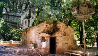 17 πλατάνια στη σκεπή της: Η ελληνική εκκλησία – θαύμα που μπήκε στο Guinness και δεν γκρεμίζεται με τίποτα