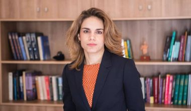 Αυτή είναι η 53χρονη γιατρός που πυροβόλησε ο 57χρονος σύζυγός της πριν αυτοκτονήσει στον Χολαργό (φώτο)