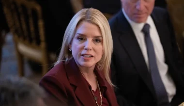 Παμ Μπόντι: Διαγνώστηκε με καρκίνο του θυρεοειδούς η πρώην υπουργός Δικαιοσύνης των ΗΠΑ