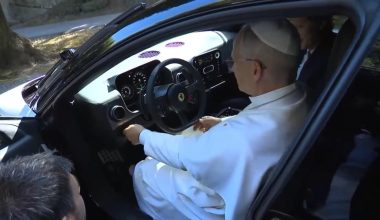 Δείτε βίντεο: Η έκπληξη του Πάπα Λέοντος του ΙΔ’ όταν μπήκε στην πρώτη πενταθέσια Ferrari – «Αυτή είναι;»