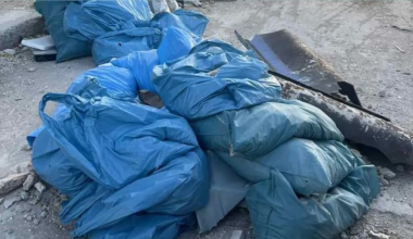 Χειροπέδες επ’αυτοφώρω σε δύο αλλοδαπούς που άδειασαν με θράσος δεκάδες σκουπίδια σε οικόπεδο στον Βοτανικό