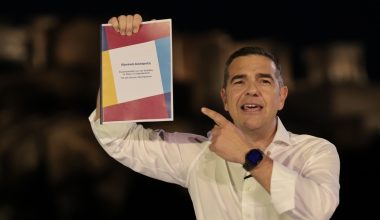 Η ΚΝΕ για το νέο κόμμα Τσίπρα: «Για να μάθετε τις θέσεις του κόμματος Τσίπρα, καλέστε το 100!»