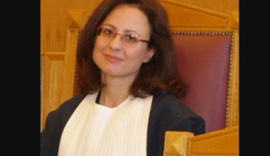 H αδερφή του Γιάνη Βαρουφάκη στο Συμβούλιο της Επικρατείας ως πάρεδρος