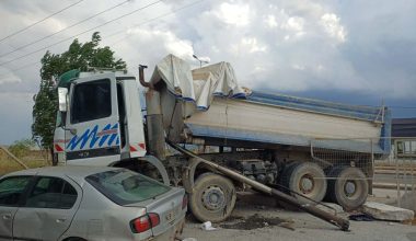 Λάρισα: Φορτηγό ξήλωσε γέφυρα σήμανσης και έπεσε σε μάντρα – Ένας τραυματίας