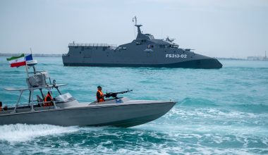 Εκτόξευση πυραύλων από τους Φρουρούς της Επανάστασης κατά στόχων στα Στενά του Ορμούζ