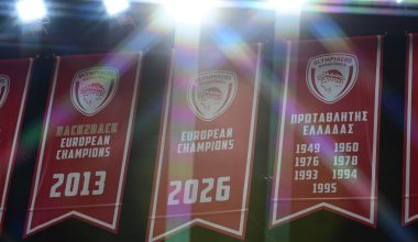Ολυμπιακός: Το λάβαρο της 4ης EuroLeague υψώθηκε στην οροφή του ΣΕΦ σε ειδική τελετή (βίντεο – φωτο)