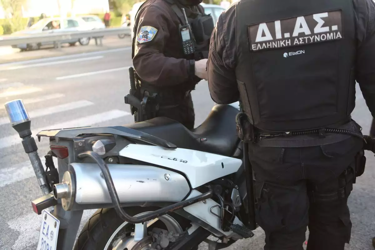 Τροχαίο ατύχημα στη Λεωφόρο Αθηνών: Όχημα έκανε ελιγμό και συγκρούστηκε με ομάδα της ΔΙ.ΑΣ.